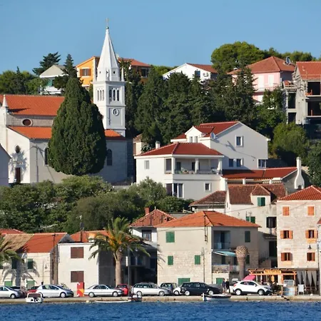 게스트하우스 Lastin Dvor 로고즈니차