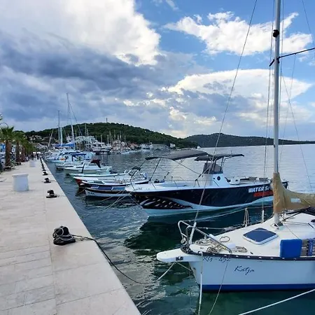 Lastin Dvor 3* 로고즈니차