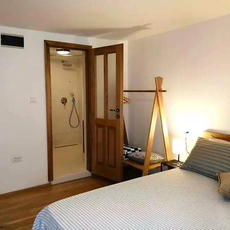 게스트하우스 Lastin Dvor 로고즈니차