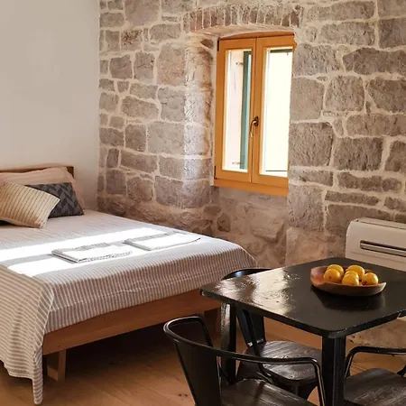 Pensión Lastin Dvor 3*