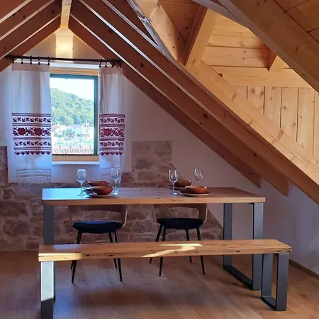 Lastin Dvor 3* 로고즈니차