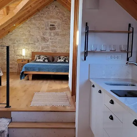 Guest house Lastin Dvor 3*