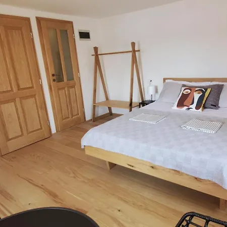 Lastin Dvor 3* 로고즈니차